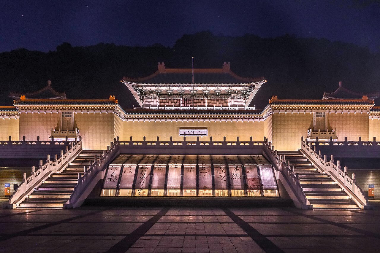 故宮北部院區正館的歷年夜景，階梯與屋簷在夜間照明下可見，非2026年10月31日活動照片。