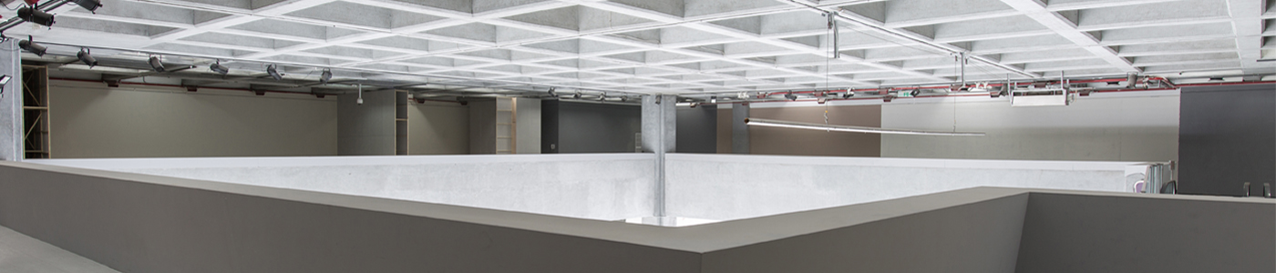 北美館建築空間的白色梁柱、天花與迴廊。